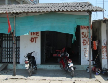 Lời kể của thiếu nữ bị cạo sạch lông mày và cắt tóc - 3 Quán cắt tóc